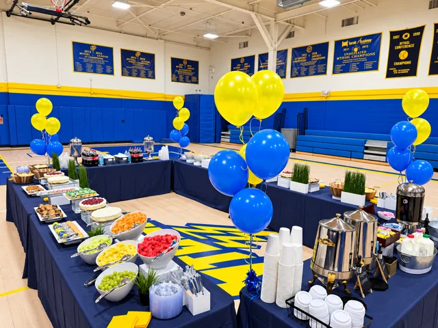 Blue and yellow buffet with balloon decorations